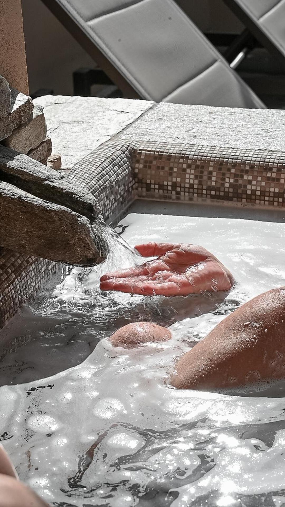 La Terrazza Naturas Con Romantica Mini Piscina Calda Sui Tetti Rossana Esterno foto